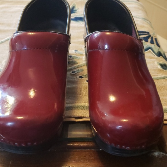 burgundy dansko clogs